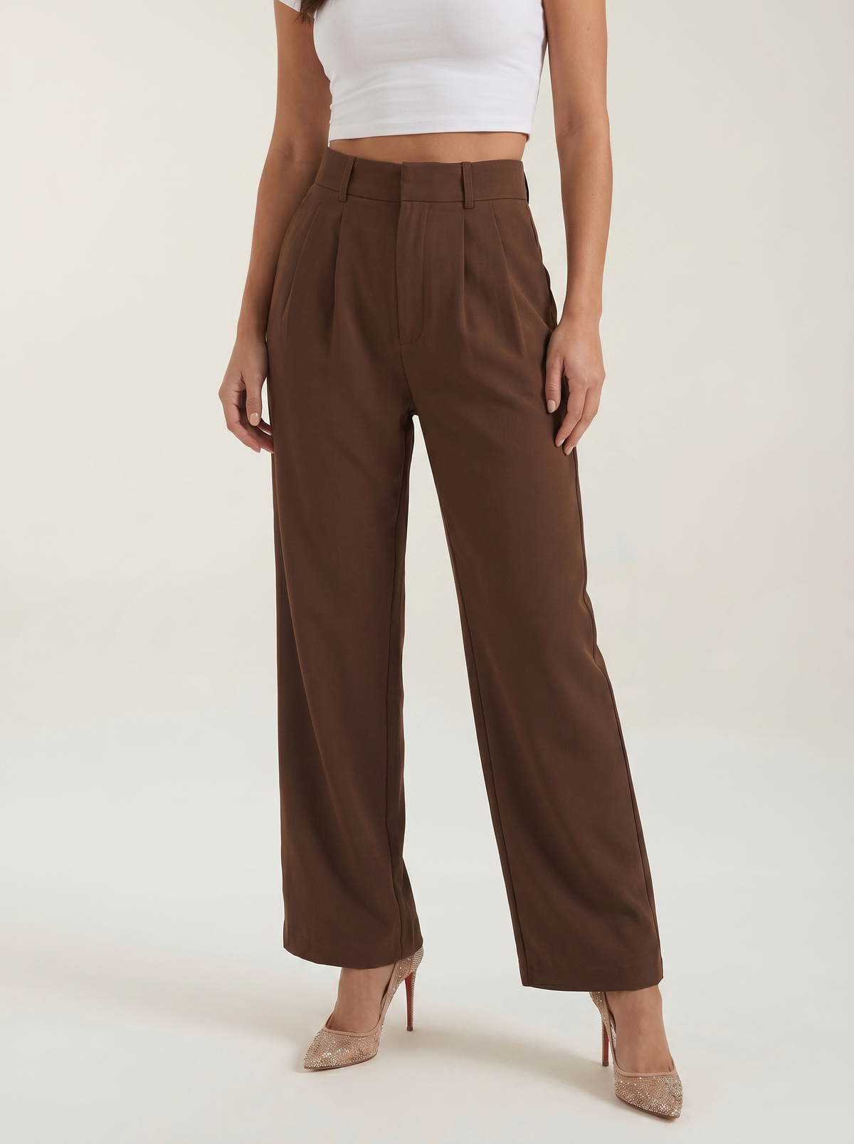 Emma Hose mit weitem Bein