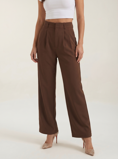 Emma Hose mit weitem Bein