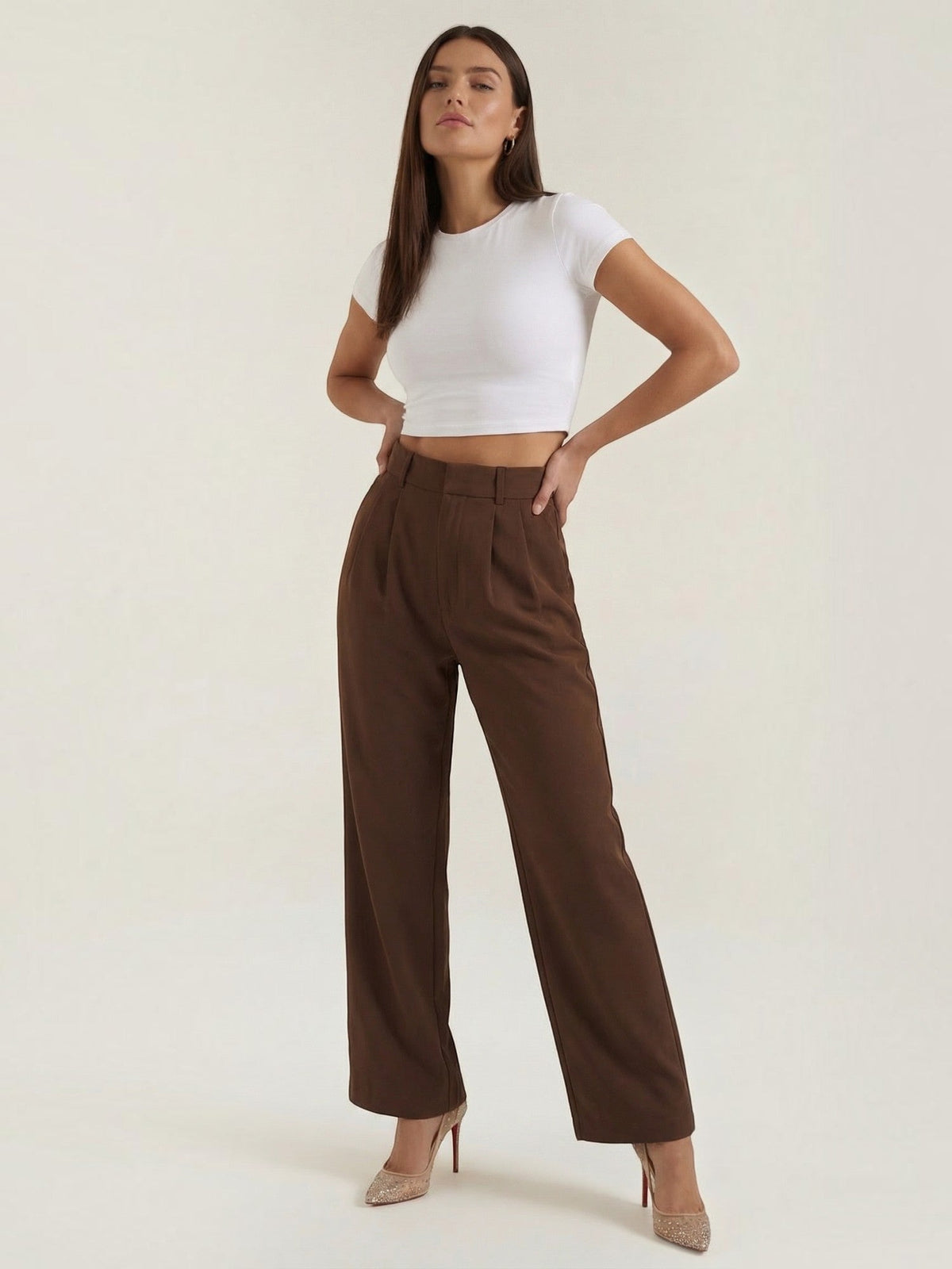 Emma Hose mit weitem Bein