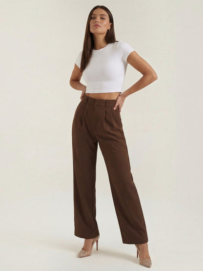 Emma Hose mit weitem Bein