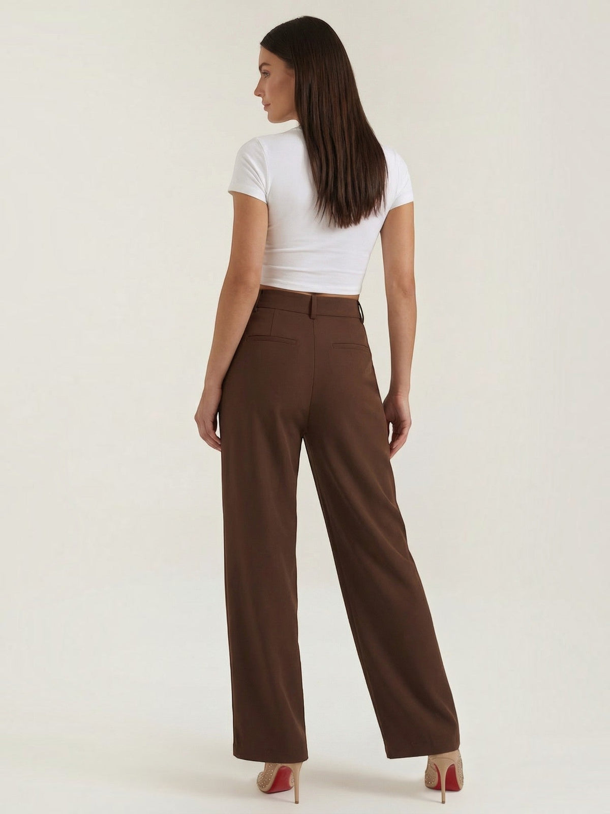 Emma Hose mit weitem Bein