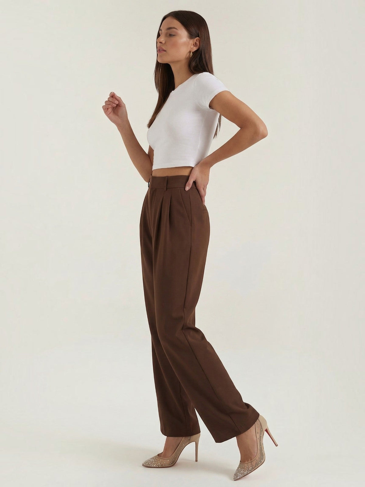 Emma Hose mit weitem Bein