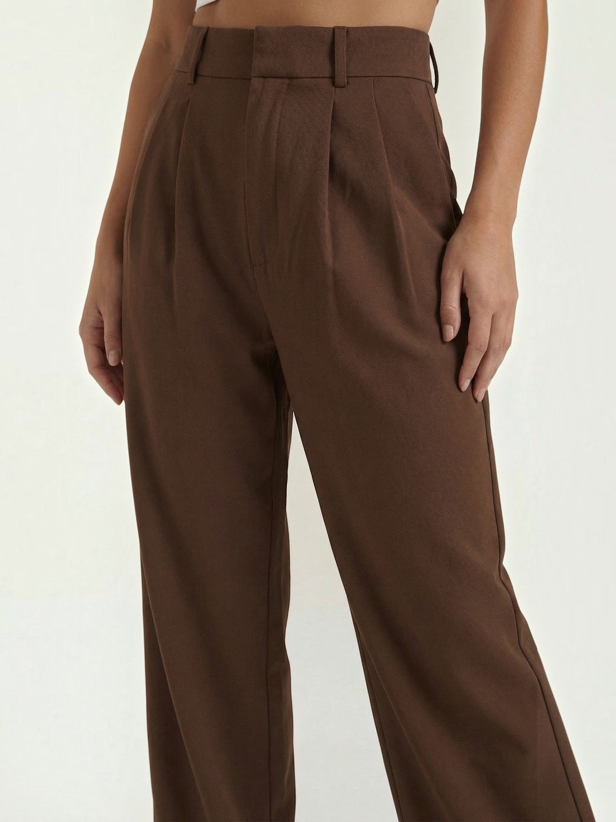 Emma Hose mit weitem Bein