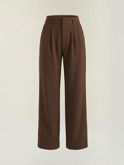 Emma Hose mit weitem Bein