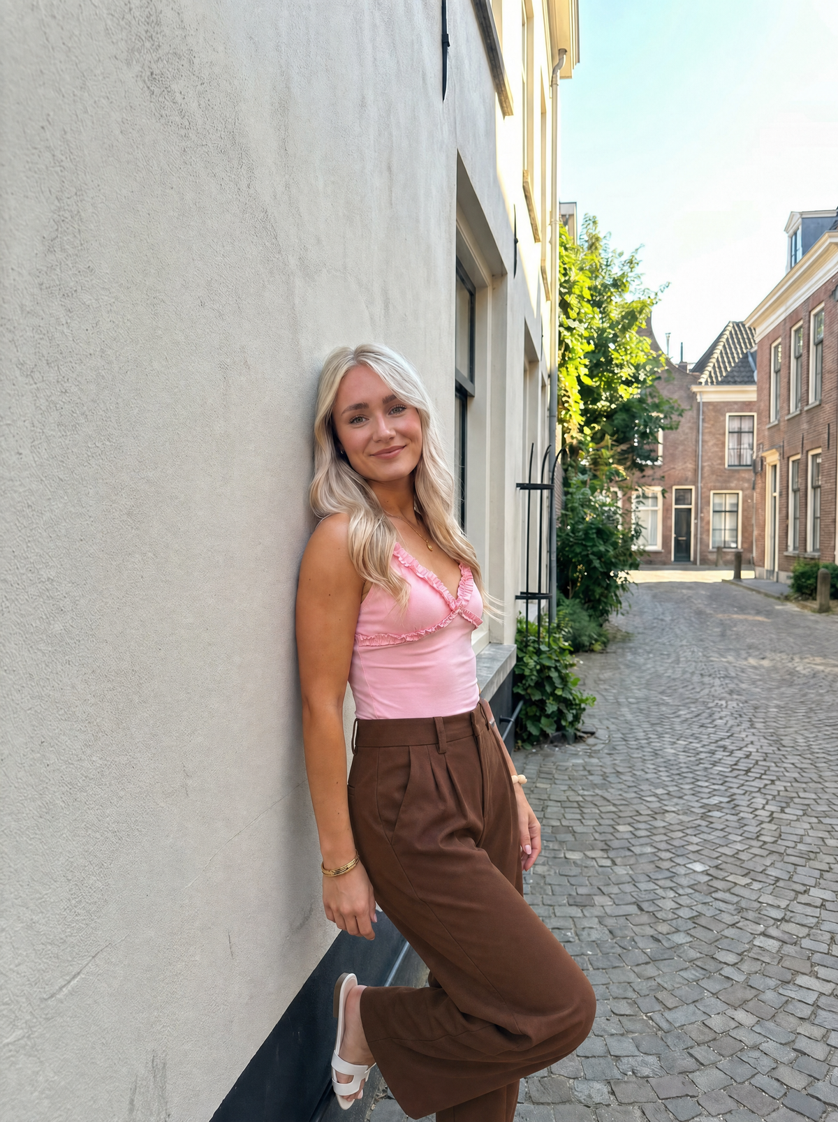 Emma Hose mit weitem Bein