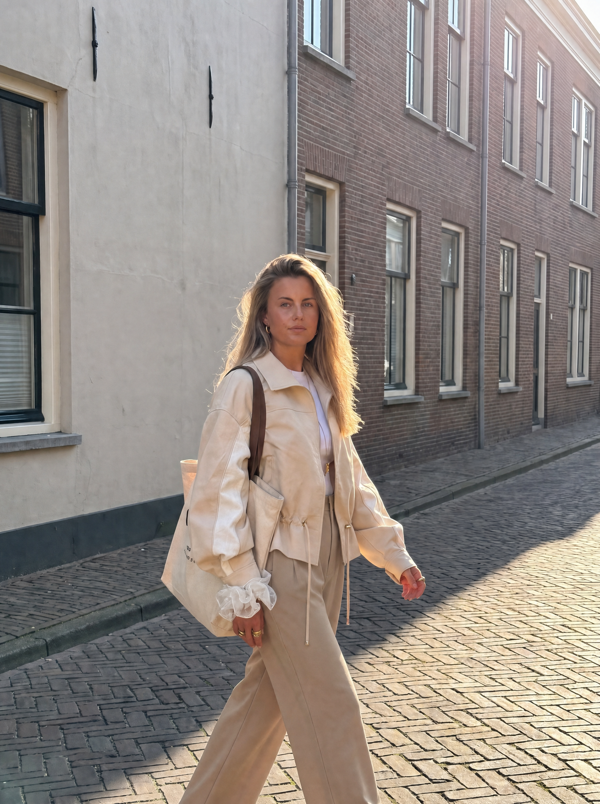 Emma Hose mit weitem Bein