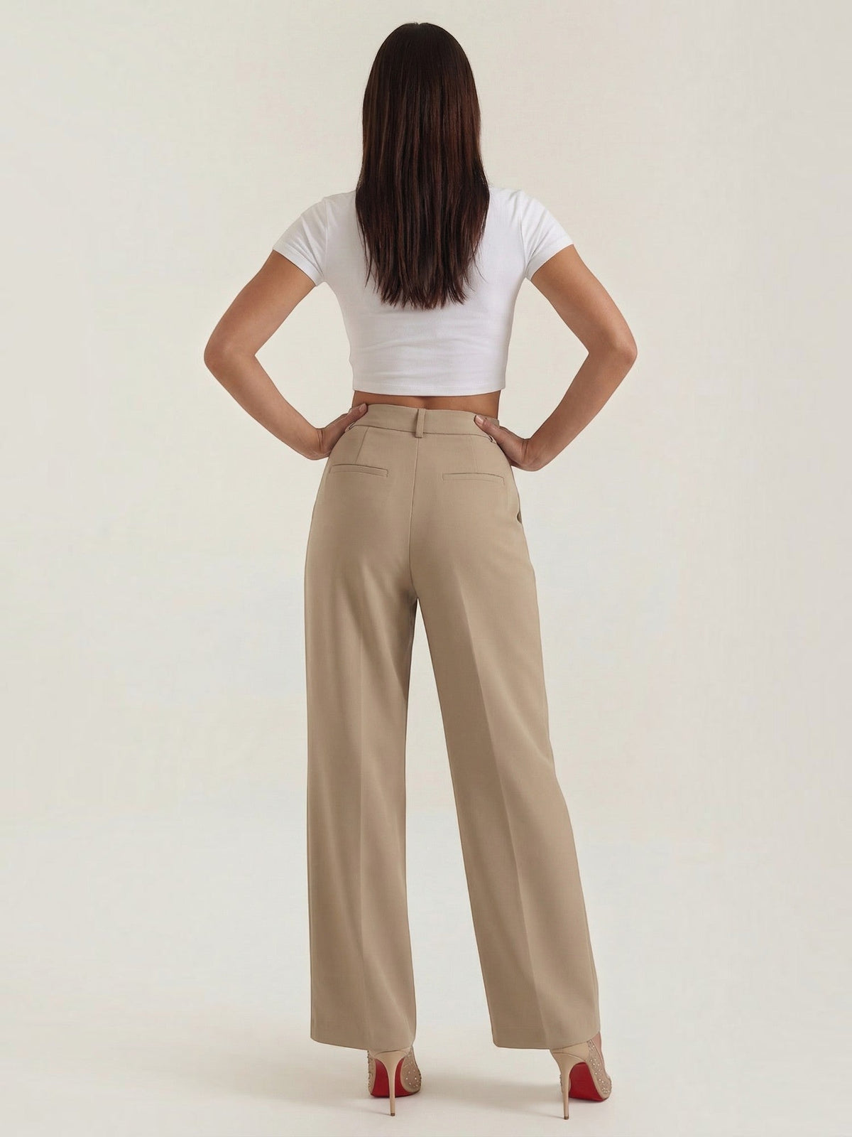 Emma Hose mit weitem Bein