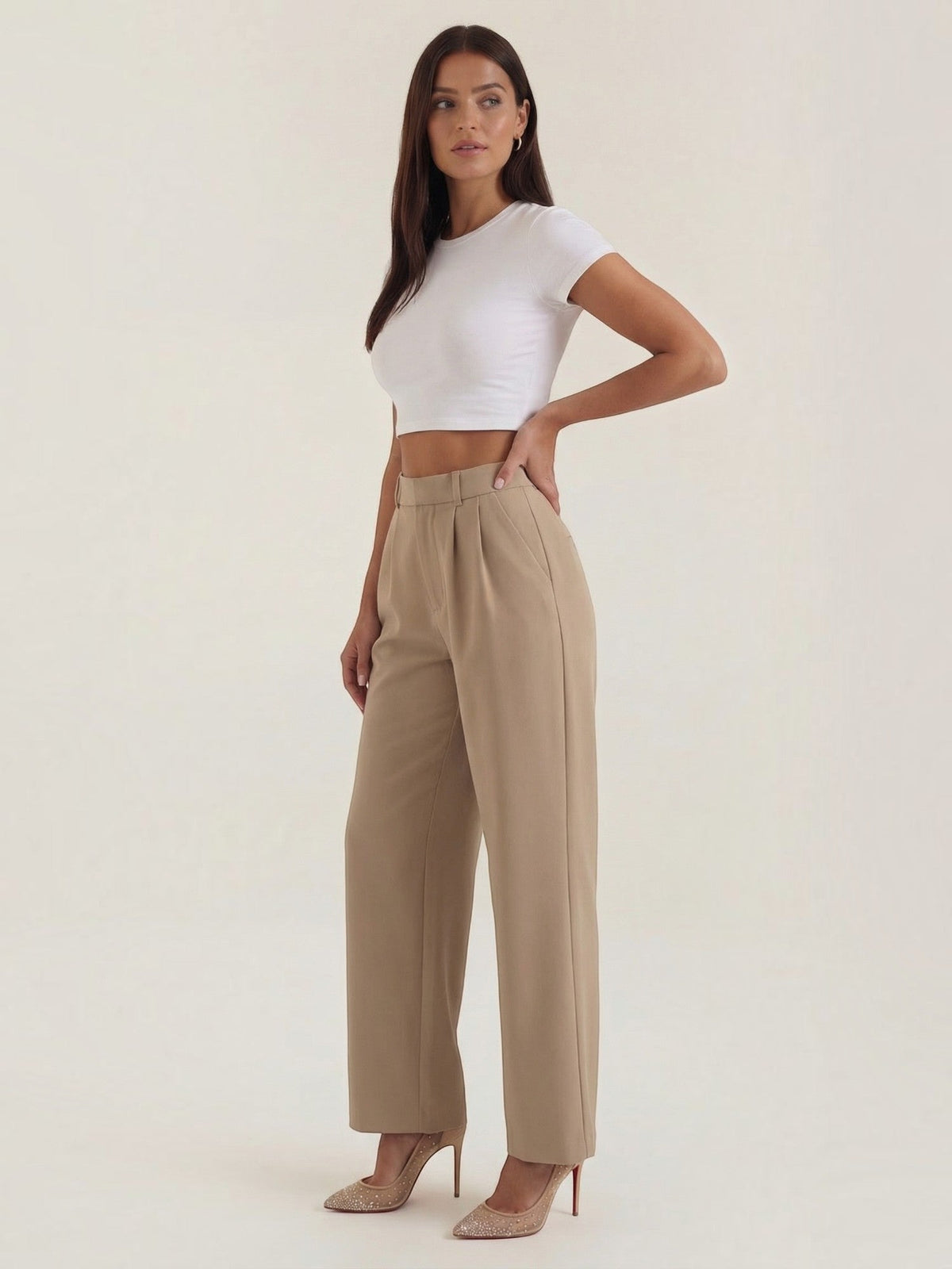 Emma Hose mit weitem Bein