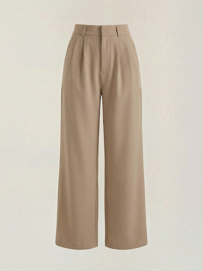 Emma Hose mit weitem Bein