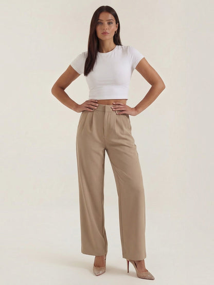 Emma Hose mit weitem Bein