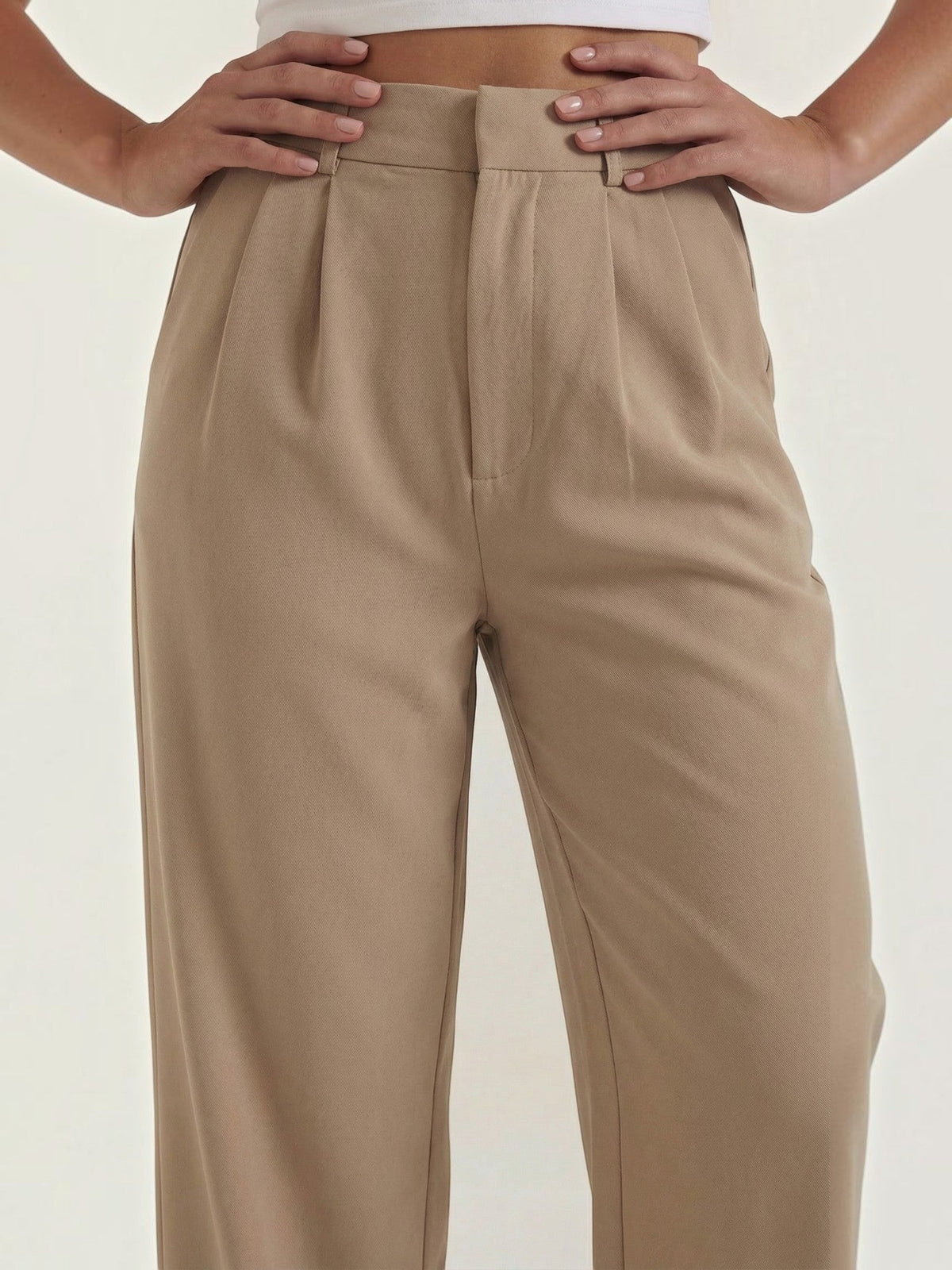 Emma Hose mit weitem Bein
