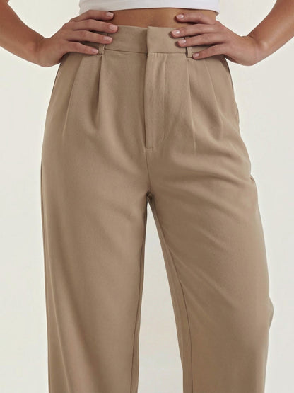 Emma Hose mit weitem Bein