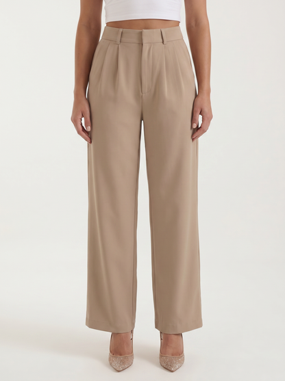 Emma Hose mit weitem Bein