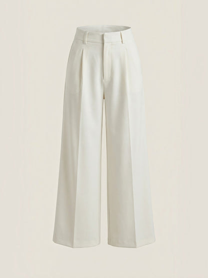 Emma Hose mit weitem Bein