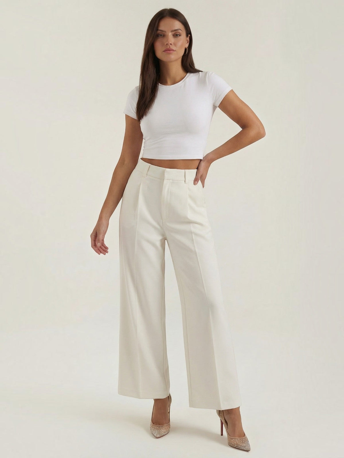 Emma Hose mit weitem Bein