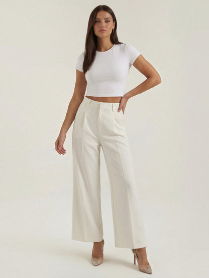 Emma Hose mit weitem Bein