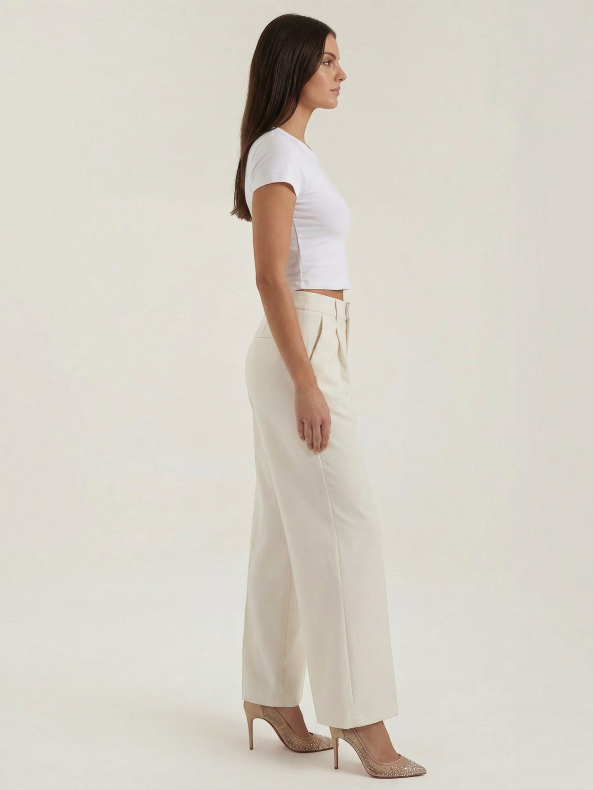 Emma Hose mit weitem Bein