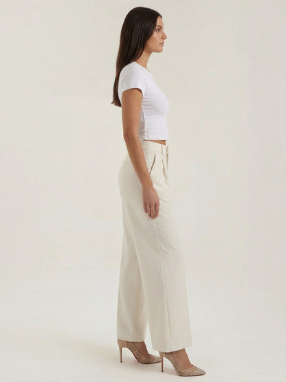 Emma Hose mit weitem Bein