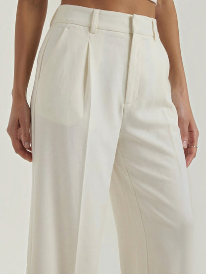 Emma Hose mit weitem Bein