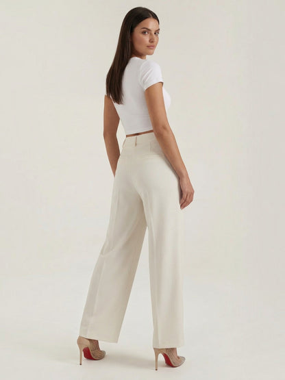 Emma Hose mit weitem Bein