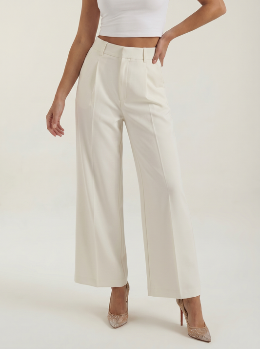 Emma Hose mit weitem Bein