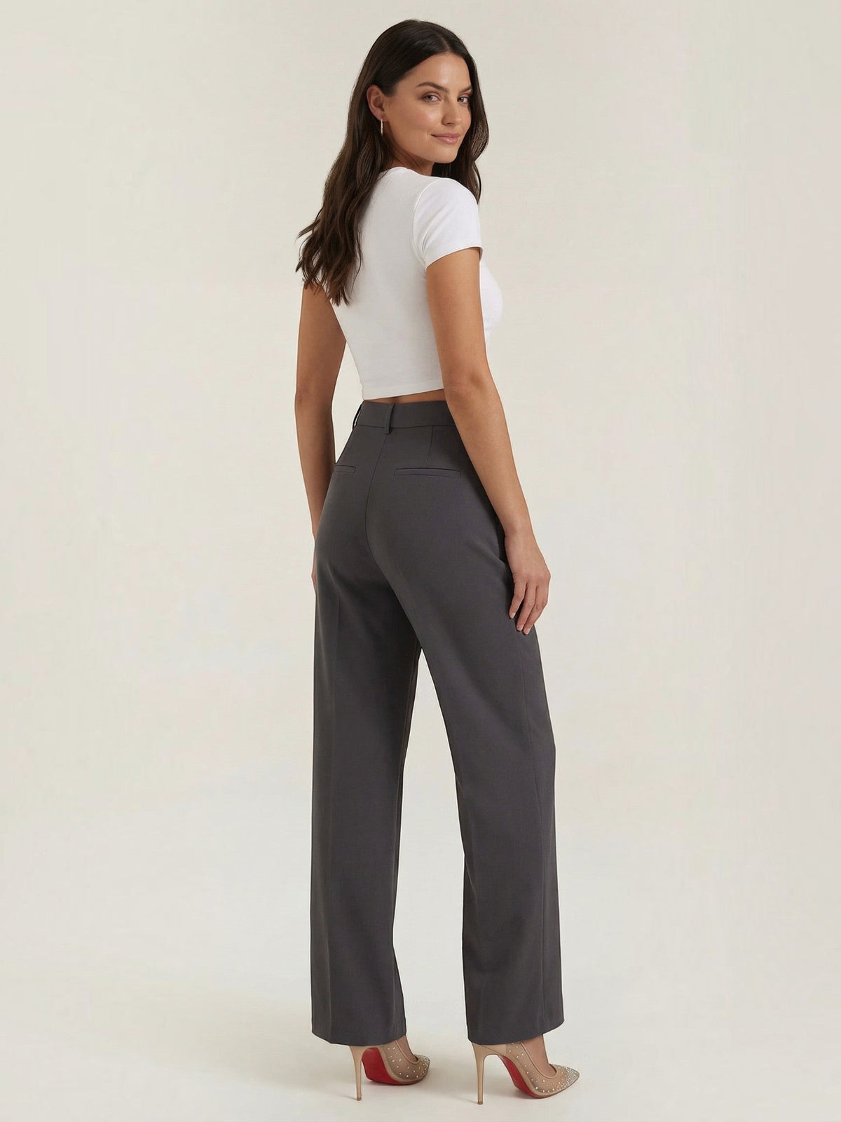 Emma Hose mit weitem Bein