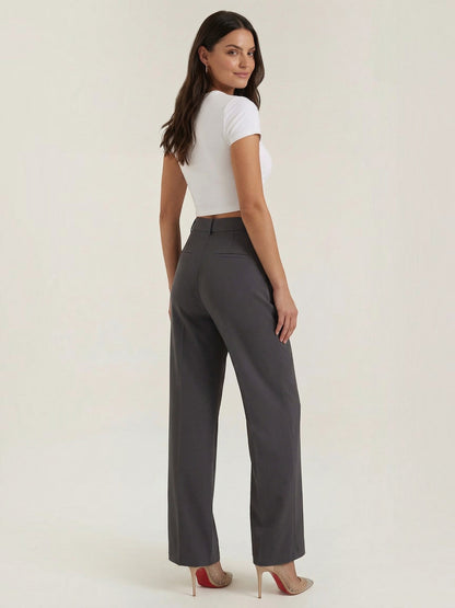 Emma Hose mit weitem Bein