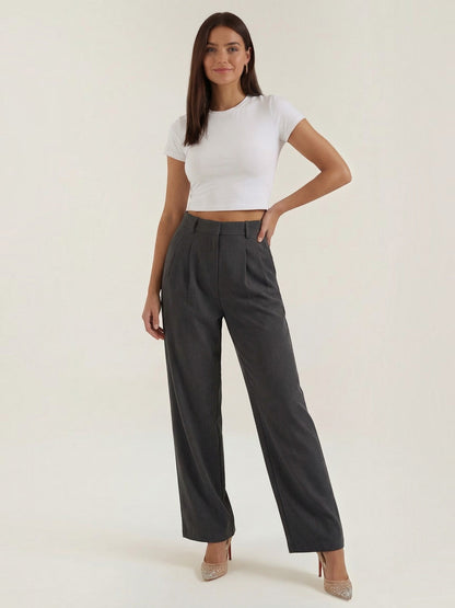 Emma Hose mit weitem Bein