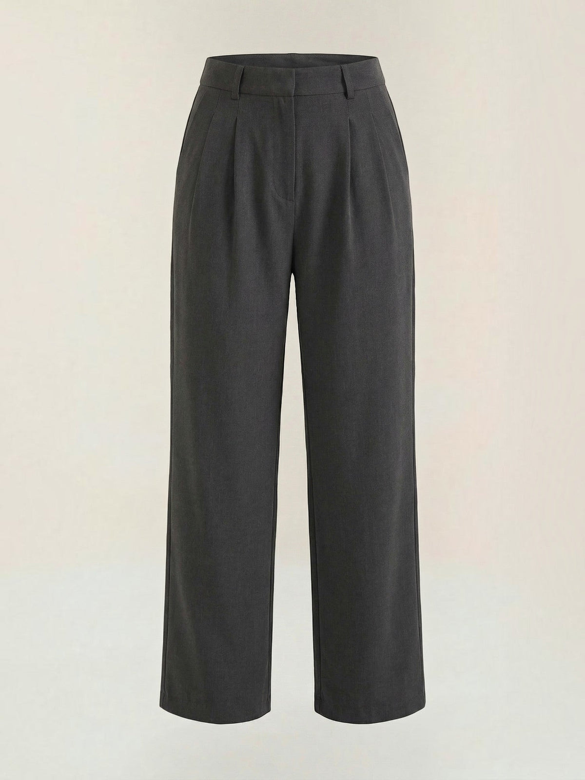 Emma Hose mit weitem Bein