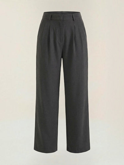 Emma Hose mit weitem Bein