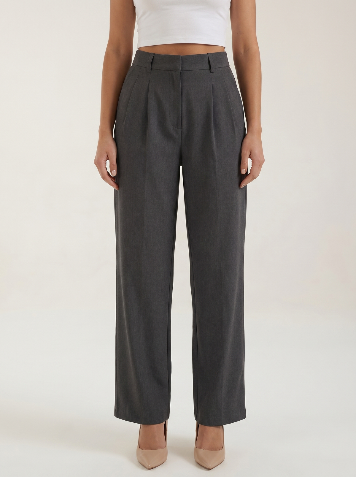 Emma Hose mit weitem Bein