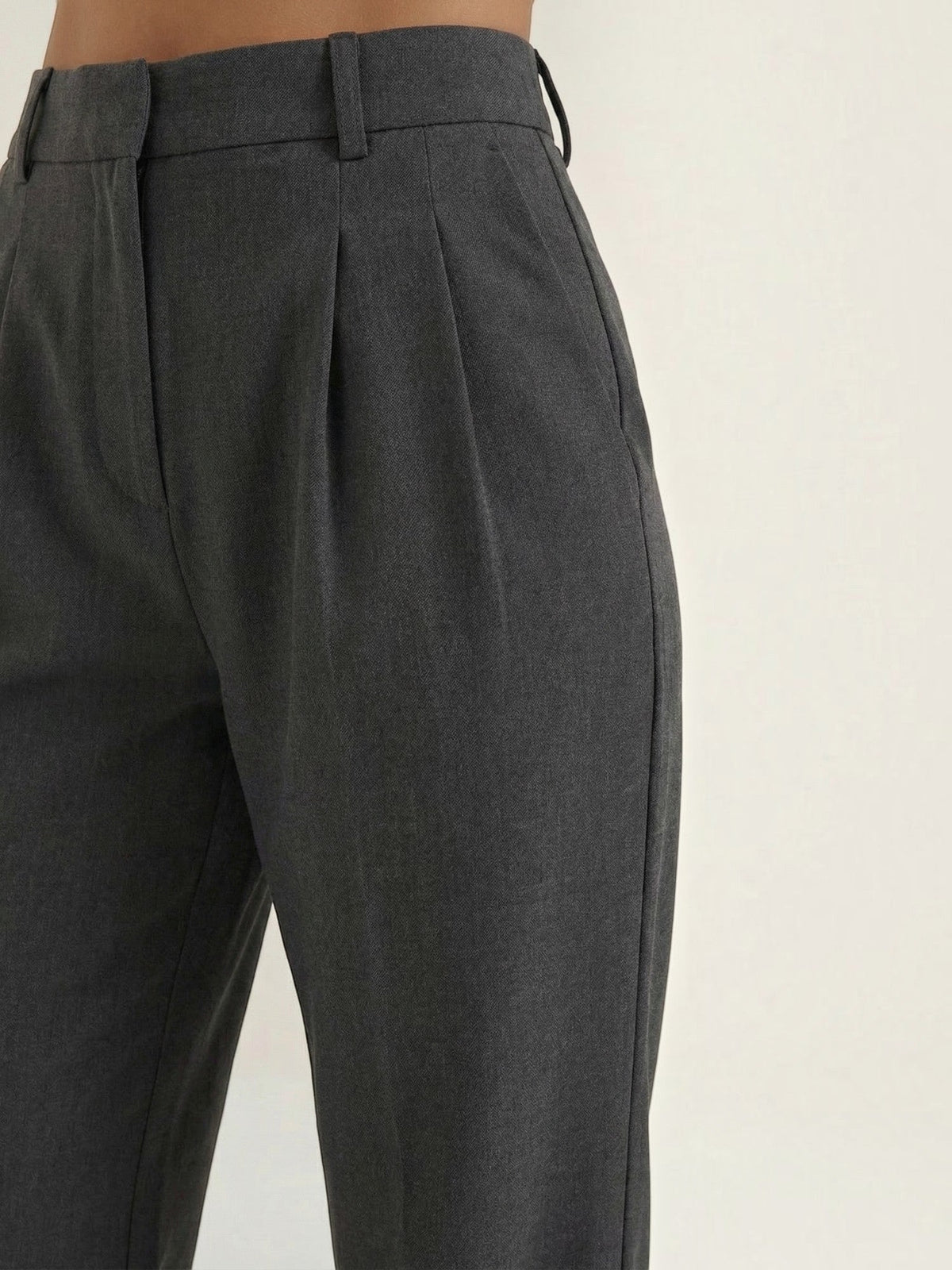 Emma Hose mit weitem Bein