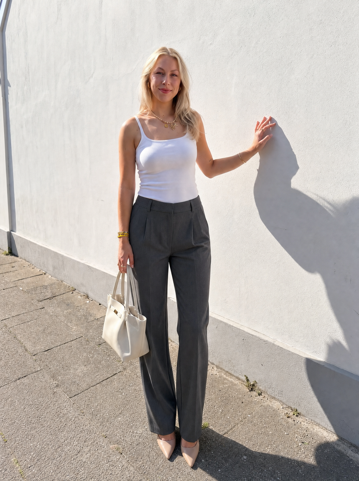 Emma Hose mit weitem Bein