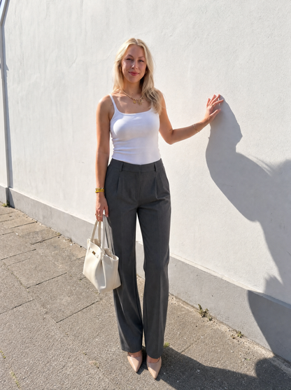 Emma Hose mit weitem Bein