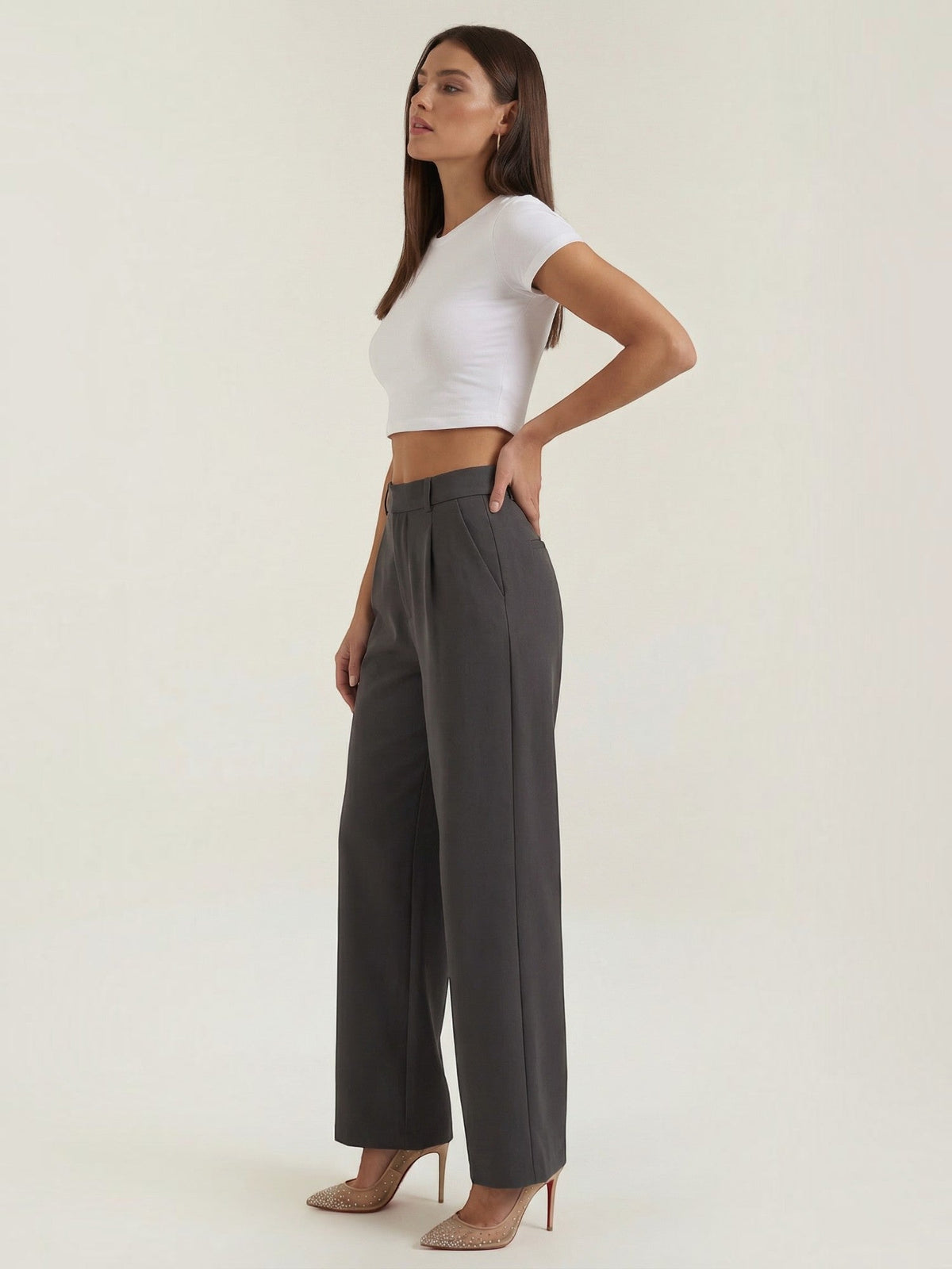 Emma Hose mit weitem Bein
