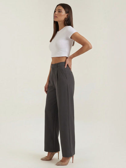 Emma Hose mit weitem Bein