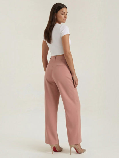 Emma Hose mit weitem Bein