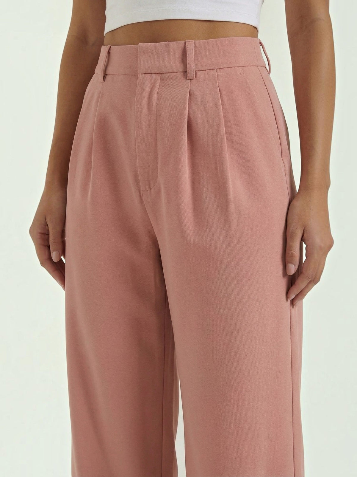 Emma Hose mit weitem Bein