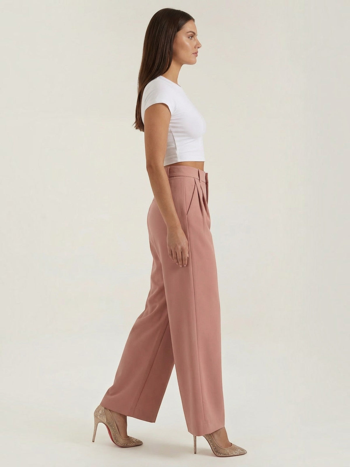 Emma Hose mit weitem Bein