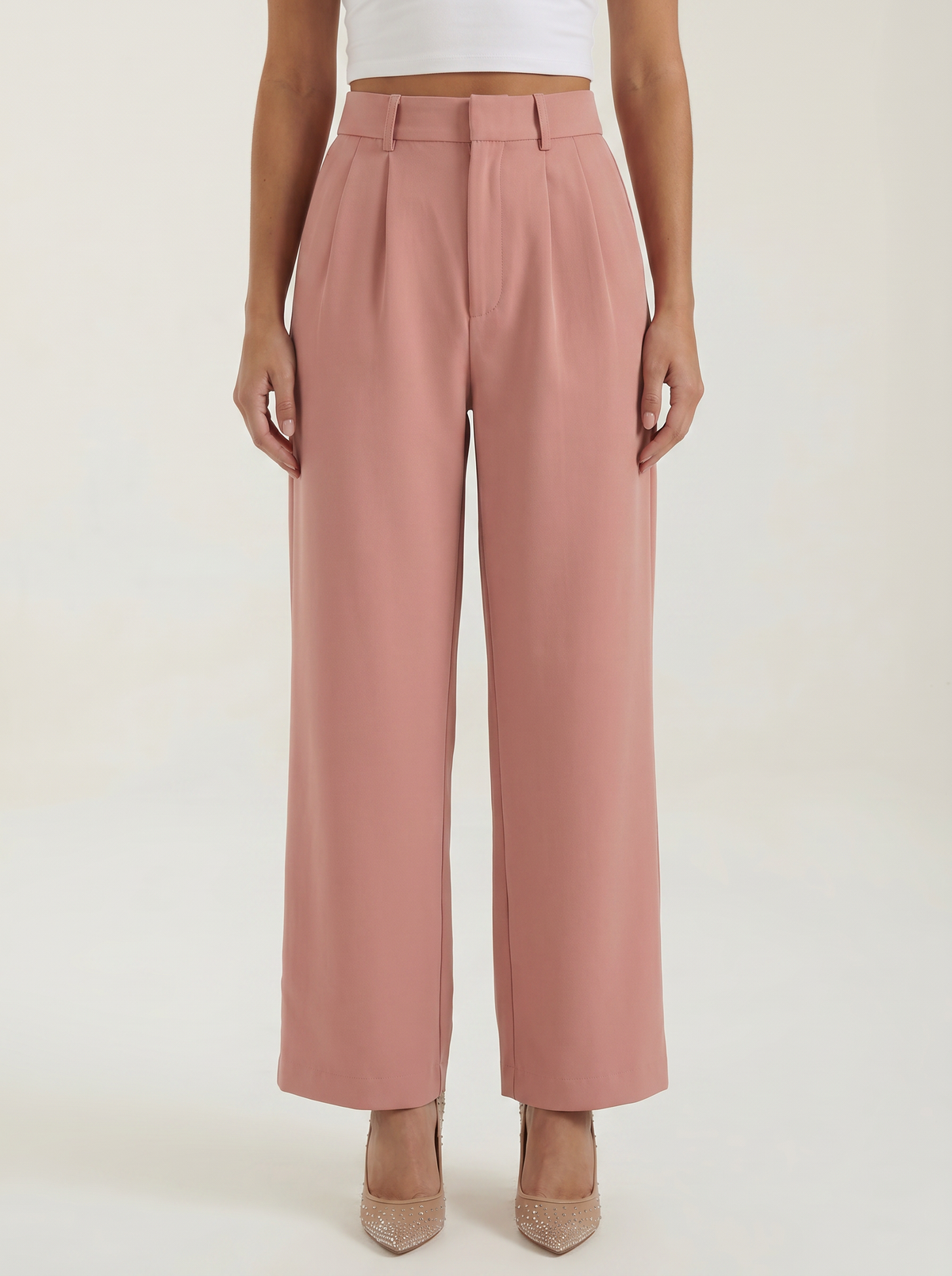 Emma Hose mit weitem Bein