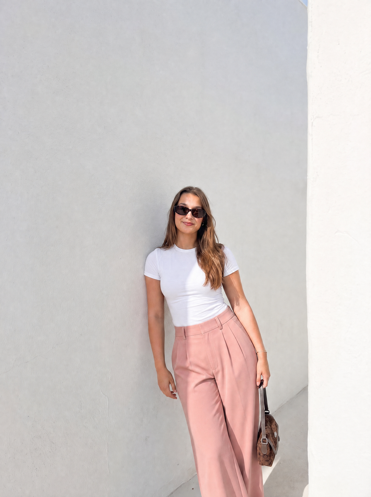 Emma Hose mit weitem Bein