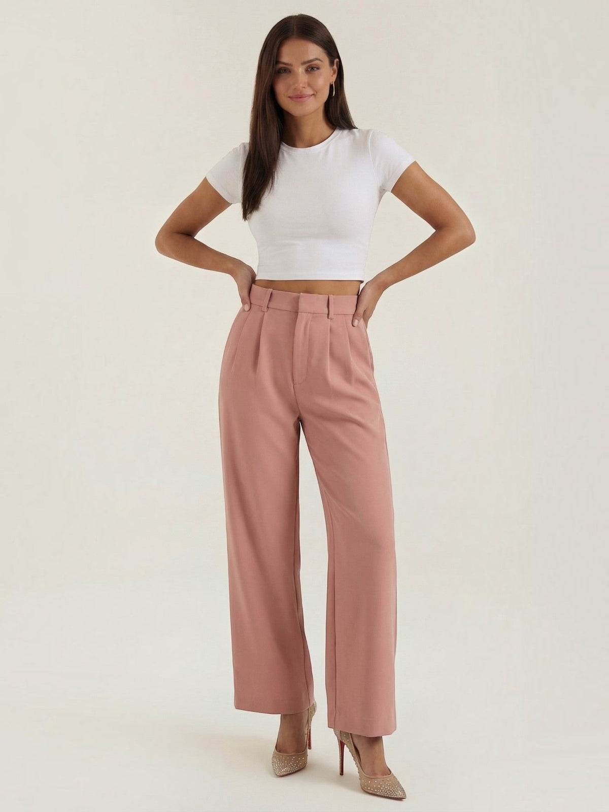 Emma Hose mit weitem Bein