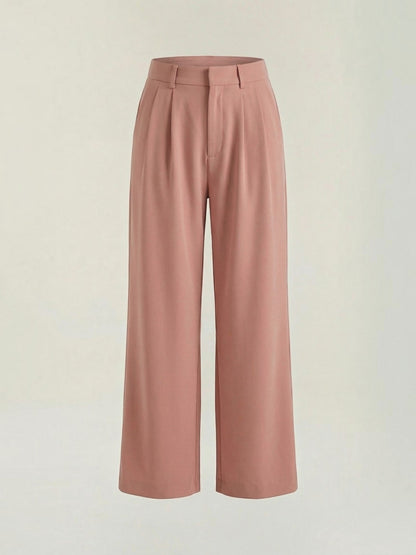 Emma Hose mit weitem Bein