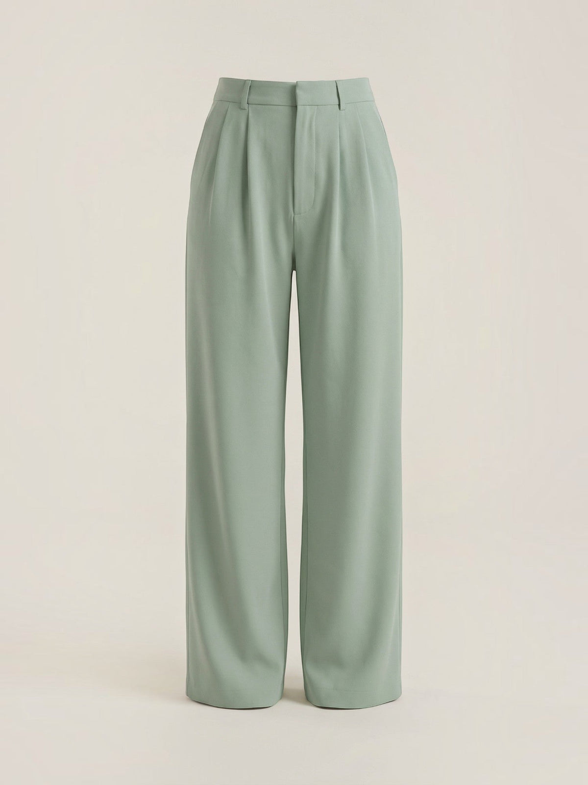 Emma Hose mit weitem Bein