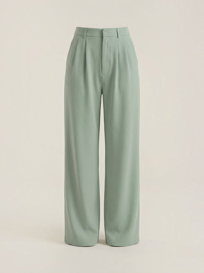 Emma Hose mit weitem Bein