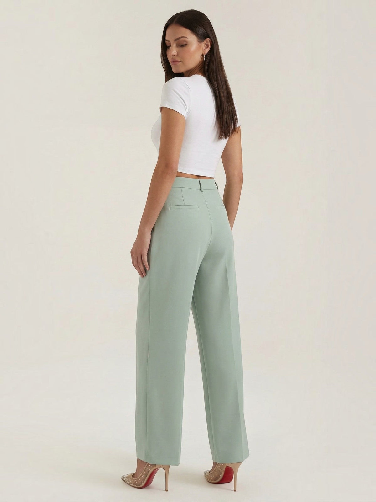 Emma Hose mit weitem Bein
