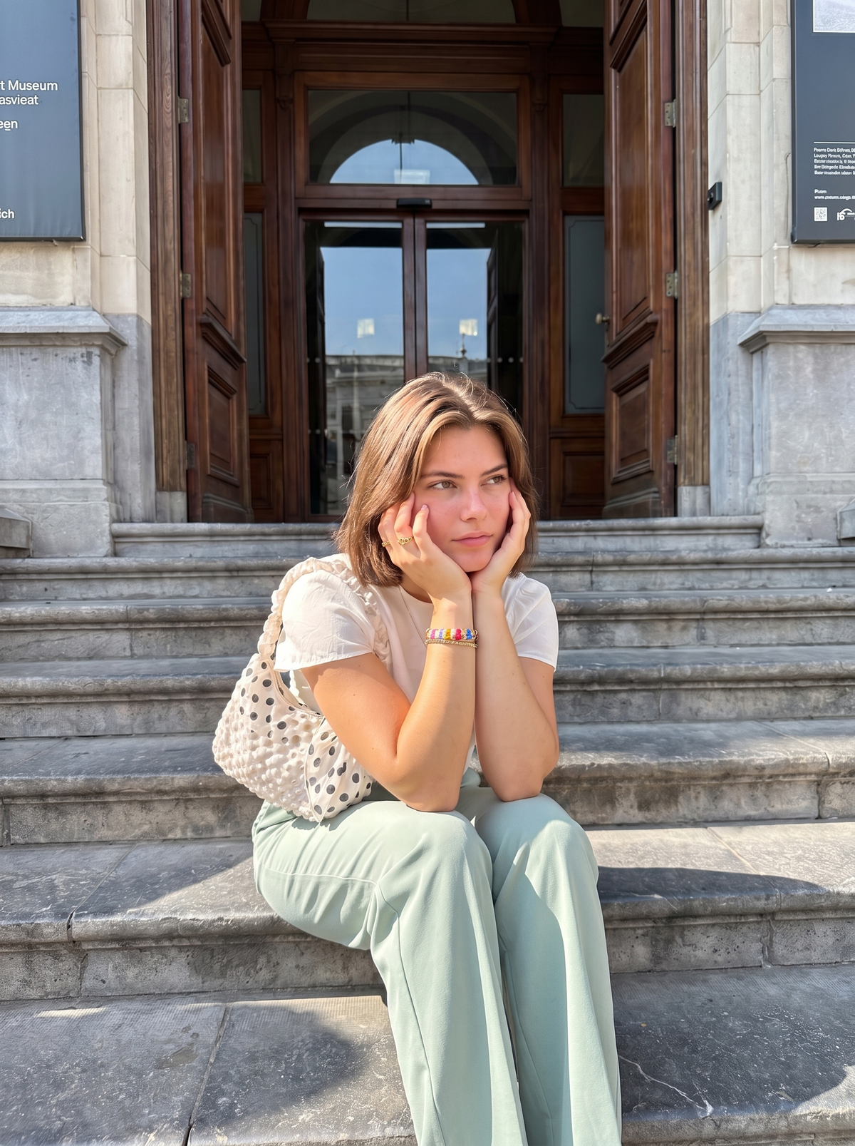 Emma Hose mit weitem Bein