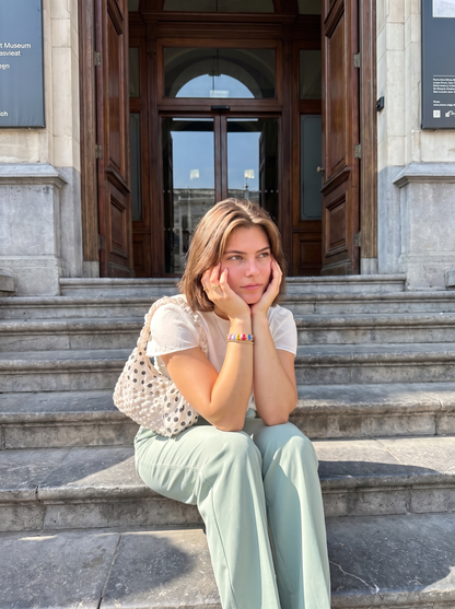 Emma Hose mit weitem Bein