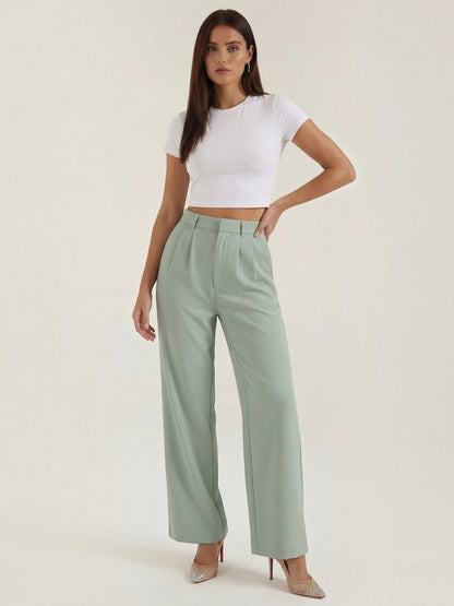 Emma Hose mit weitem Bein