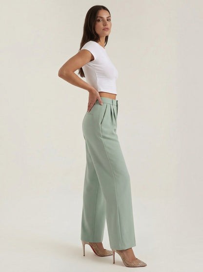 Emma Hose mit weitem Bein